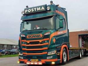 Postma; SCANIA R HIGHLINE | CR20H 6X2 TAG AXLE RIGED FLAT BED TRUCK