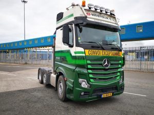 Westdijk Mercedes Benz Actros GigaSpace 6×2 med Nooteboom OSDS 3-axel med hjulbrunnar