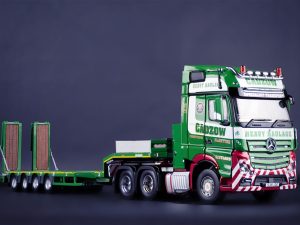 Cadzow Mercedes Benz Actros GigaSpace 6×4 med Nooteboom MCOS 4-axel halvladdare med ramper
