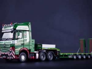 Cadzow Mercedes Benz Actros GigaSpace 6×4 med Nooteboom MCOS 4-axel halvladdare med ramper