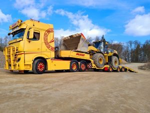 MERCEDES-BENZ ACTROS GIGASPACE 6X2 WITH NOOTEBOOM SEMI LOW LOADER WITH WHEEL WELLS.