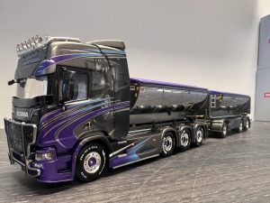 EKDAHLS GRÄV & TRANSPORT; SCANIA R HIGHLINE CR20H 8X4 LASTBIL MED KROKLYFTSSYSTEM + ASFALT SLÄP