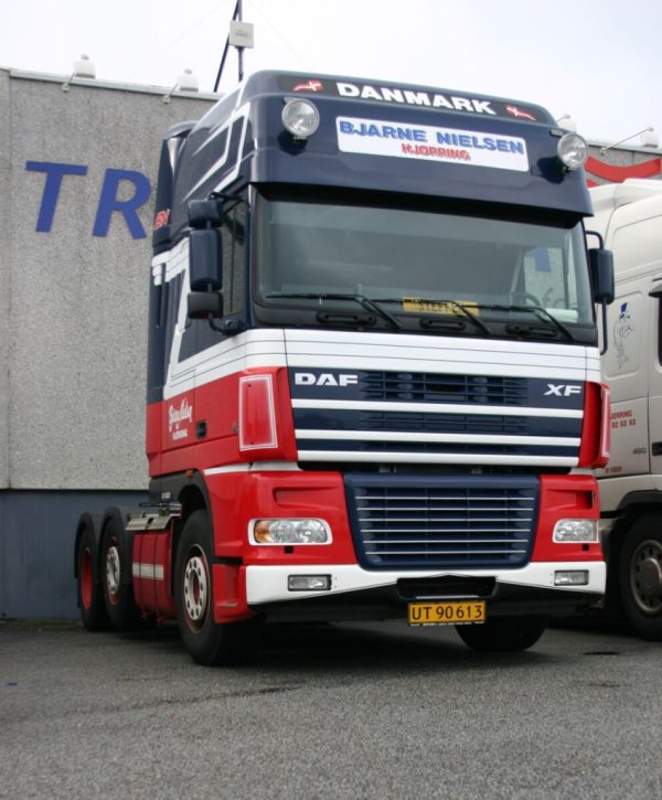 BJARNE NIELSEN; DAF XF 95 SUPER SPACE CAB 6X2 TWIN STYR