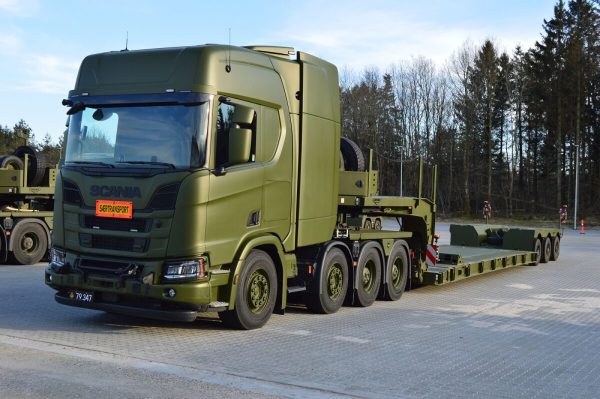 FÖRSVARET DANSKA ARMÉN; SCANIA R HIGHLINE CR20H 8X4 LÅGLASTARE PENDEL X - 3 AXLAR