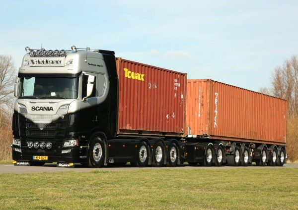 MICHEL KRAMER; SCANIA S HIGHLINE CS20H 8X2 RIGED ROAD TRAIN 2CONNECT COMBI TRAILER 2+3 AXLE WITH DOLLY - 2 AXLE + 3X 20FT CONTAINER