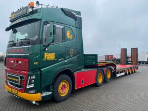 FREDE ANDERSEN & SON; VOLVO FH4 GLOBETROTTER 6X2 TAG AXLE SEMI LOWLOADER – 4 AXLE WITH RAMPS