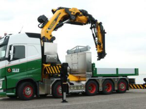 ROYAL SAAN; VOLVO FH4 GLOBETROTTER 10X4 TAGAXEL MED PALFINGER 165002 + BOCK OCH BALLASTLÅDA MED SLAG