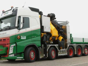 ROYAL SAAN; VOLVO FH4 GLOBETROTTER 10X4 TAGAXEL MED PALFINGER 165002 + BOCK OCH BALLASTLÅDA MED SLAG