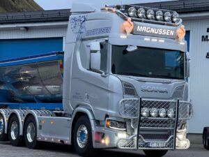 THORE MAGNUSSEN; SCANIA R HIGHLINE CR20H 8X4 RIGAD DRAGSTÄNGSTRUCK MED KROKLYFTSYSTEM – 3 AXLAR + ASFALTBEHÅLLARE