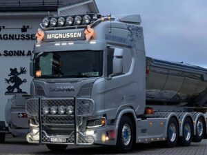 THORE MAGNUSSEN; SCANIA R HIGHLINE CR20H 8X4 RIGAD DRAGSTÄNGSTRUCK MED KROKLYFTSYSTEM – 3 AXLAR + ASFALTBEHÅLLARE
