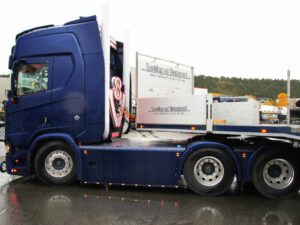 LASTING & TRANSPORT ALTA; SCANIA R HIGHLINE CR20H SEMI LOWOADER – 3 AXLE WITH RAMPS