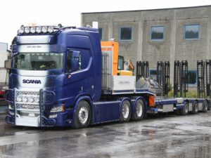 LASTING & TRANSPORT ALTA; SCANIA R HIGHLINE CR20H SEMI LOWOADER – 3 AXLE WITH RAMPS