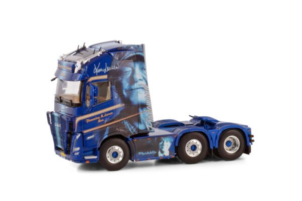 FLEMMING M. LARSEN; VOLVO FH5 GLOBETROTTER XL 6X2 TWIN STEER