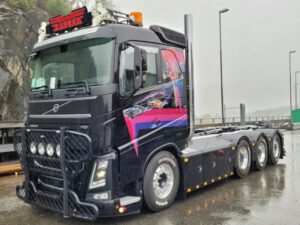 HAUGEN; VOLVO FH4 SLEEPER CAB 8X4 RIGED DRAWBAR TRUCK WITH HOOKLIFT SYSTEM – 3 AXLE + ASPHALT CONTAINER