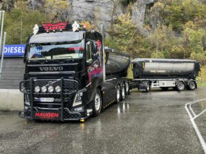 HAUGEN; VOLVO FH4 SLEEPER CAB 8X4 RIGED DRAWBAR TRUCK WITH HOOKLIFT SYSTEM – 3 AXLE + ASPHALT CONTAINER