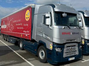 BERNARD ET BERNARD; RENAULT TRUCK T HIGH 4X2 CURTAINSIDE TRAILER – 3 AXLE