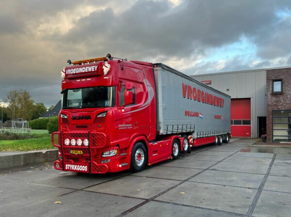 VROEGINDEWEY; SCANIA S HIGHLINE CS20H 6X2 TAG AXLE BOX TRAILER | SEMI - 3 AXLE