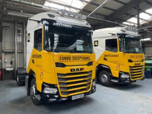 AERTSSEN; DAF XG 4X2 FLATBED MEGA TRAILER – 3 AXLE