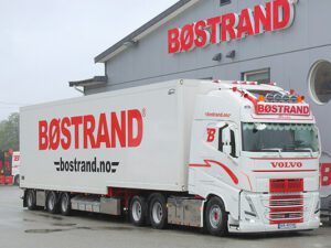 BØSTRAND; VOLVO FH5 GLOBETROTTER XL 6X2 TAG AXLE BOX TRAILER – 3 AXLE