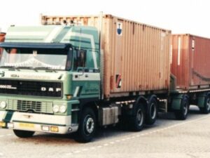 HEBRA; DAF 3300 SPACE CAB 6X2 TAGAXEL RIGAD DRAGBÅLLARE KOMBI – 6 AXLAR + 2X 20FT BEHÅLLARE