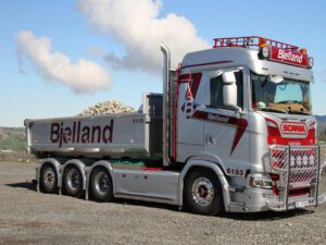 BJELLAND; SCANIA S NORMAL CS20N 8X4 RIGED TRUCK WITH HOOKLIFT SYSTEM 8X4 + HOOKLIFT 15M3 CONTAINER