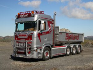 BJELLAND; SCANIA S NORMAL CS20N 8X4 RIGED TRUCK WITH HOOKLIFT SYSTEM 8X4 + HOOKLIFT 15M3 CONTAINER