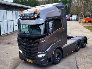 PETER BINNENDIJK TRUCKING; IVECO S-WAY AS HIGH 6X2 TAG AXLE