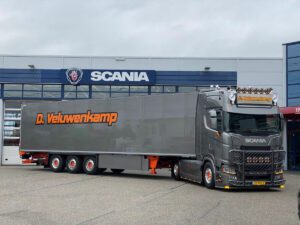 D. VELUWENKAMP INT. TRANSPORT BV; SCANIA S HIGHLINE CS20H​4X2 KYLLSLÄPVAGN – 3 AXLAR