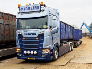 HOFFLAND BV; SCANIA S NORMAL I CS20N RIGED TRUCK WITH HOOKLIFT SYSTEM 6X2 TAG AXLE RIGED TRUCK DRAWBAR WITH HOOKLIFT SYSTEM – 3 AXLE + 2X 40M3 CONTAINER