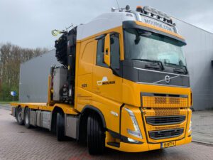 MOURIK; VOLVO FH5 GLOBETROTTER 8X2 TAG AXLE RIGED FLATBED TRUCK 8X2 TAG AXLE WITH PALFINGER PK 74002 SH