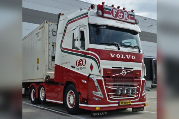 F&R Transport; VOLVO FH5 GLOBETROTTER 6X2 TWIN STEER FLEX CONTAINER TRAILER - 3 AXLE + 40FT REEFER CONTAINER CARRIER - Bild 3
