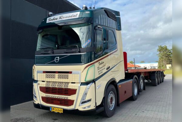 Torben Ramsdal; VOLVO FH5 GLOBETROTTER 6X2 TAGAXEL FLATTRAILER - 4 AXLAR