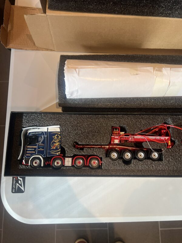 McFadyens; SCANIA S HIGHLINE CS20H ​​8X4 VINDKVARNSTRAILER MED 4 AXLAR DOLLY - 7 AXLAR + TORN - Bild 2