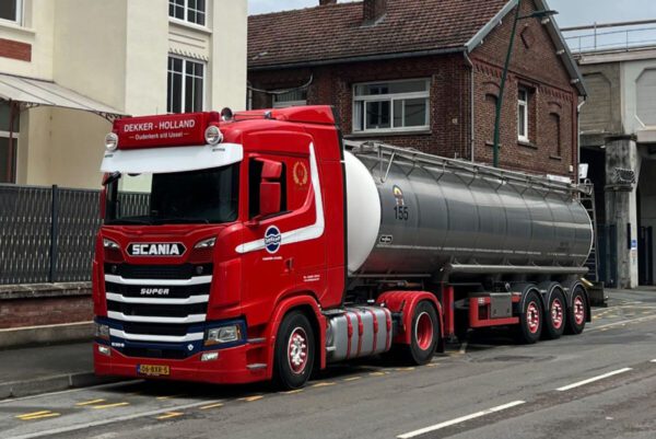Dekker Tanktransport BV; SCANIA S NORMAL CS20N 4X2 TANKTRAILER - 3 AXLIG
