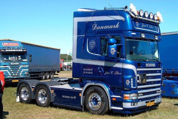 Jan C Skov; SCANIA 4-SERIEN TOPLINE 6X2 TAGAXEL