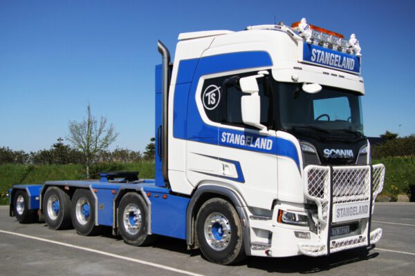 Stangeland; SCANIA R HIGHLINE CR20H 8X4 WITH ADD ON AXLE