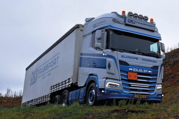 DKJ Transport; DAF XG+ 6X2 TAGAXEL SEMI MED RIDDIN - 3 AXLAR - Bild 3