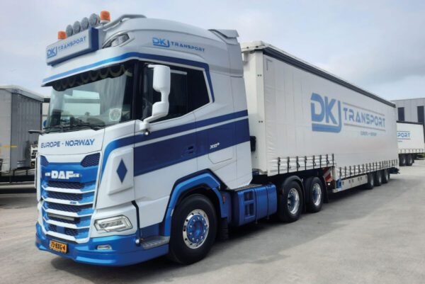 DKJ Transport; DAF XG+ 6X2 TAGAXEL SEMI MED RIDDIN - 3 AXLAR - Bild 4