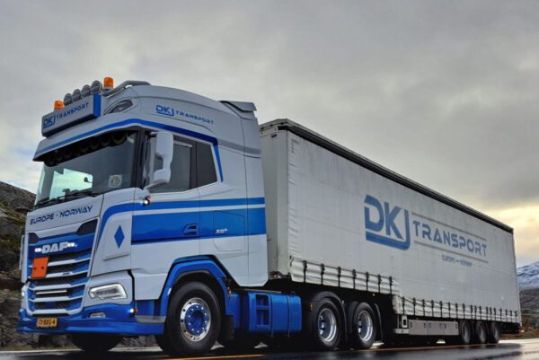 DKJ Transport; DAF XG+ 6X2 TAGAXEL SEMI MED RIDDIN - 3 AXLAR