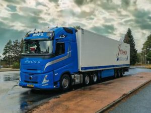 Jansen Urk; VOLVO FH AERO GLOBETROTTER XL 6X2 TWIN STEER REEFER TRAILER – 3 AXLE