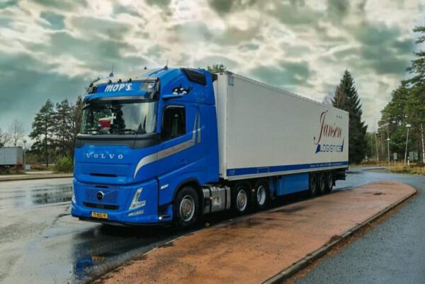 Jansen Urk; VOLVO FH AERO GLOBETROTTER XL 6X2 TWIN STEER REEFER TRAILER - 3 AXLE