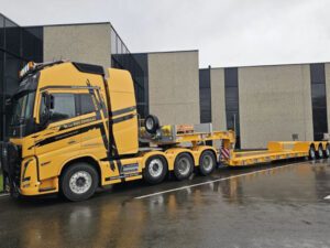 L.A. van Roozendaal; VOLVO FH5 GLOBETROTTER XL 8X4 EURO LOW LOADER – 3 AXLE