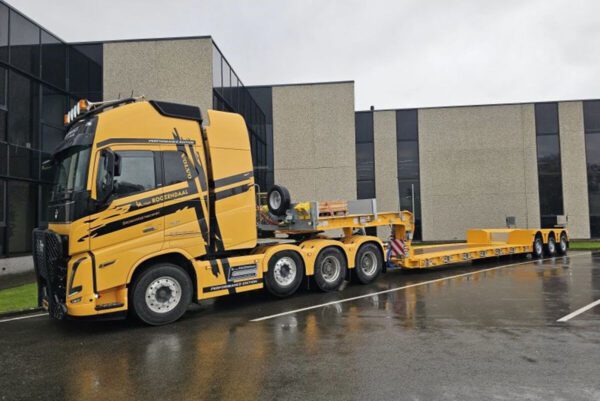 L.A. van Roozendaal; VOLVO FH5 GLOBETROTTER XL 8X4 EURO LOW LOADER - 3 AXLE