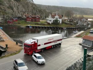 Leegwater; DAF XF 105 SUPER SPACE CAB 4X2 REEFER TRAILER – 3 AXLE