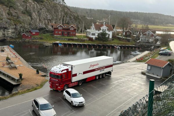 Leegwater; DAF XF 105 SUPER SPACE CAB 4X2 REEFER TRAILER - 3 AXLE